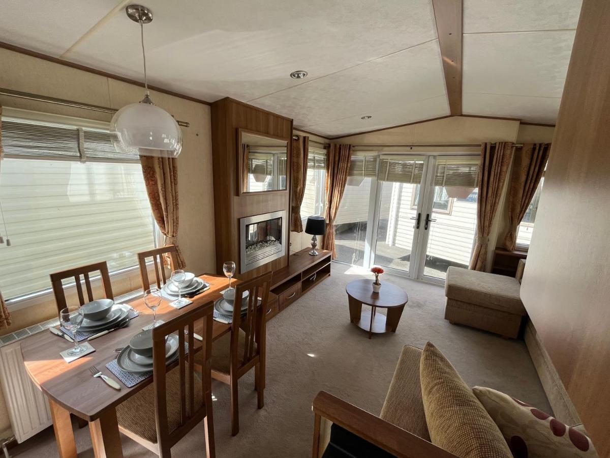 Lovely Static Caravan Уитстабл Экстерьер фото